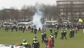Proteste violente în Olanda. Poliţiştii au folosit tunuri cu apă pentru a dispersa manifestanţii